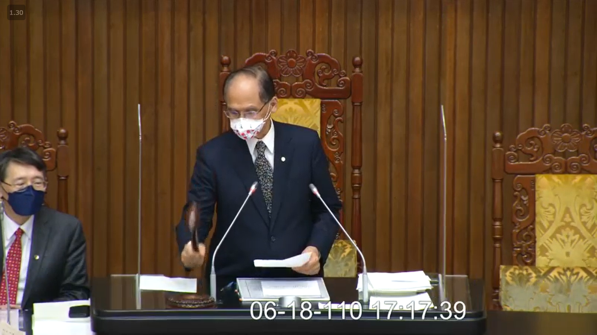 立法院長游錫堃宣告紓困特別預算三讀通過後敲槌。（翻攝立法院iVOD轉播系統）