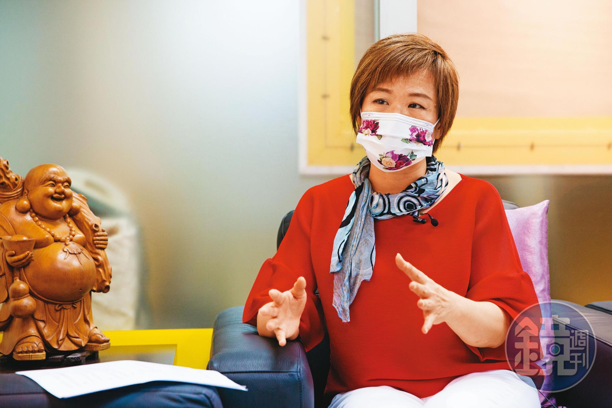 富康經貿生技大樓管委會主委劉麗萍(圖)指控,民政局放任業者在住宅區設殯葬會館。