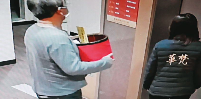 殯葬會館設於大樓內，常有喪家抱著骨灰罈出入，引發住戶抗議。（讀者提供）