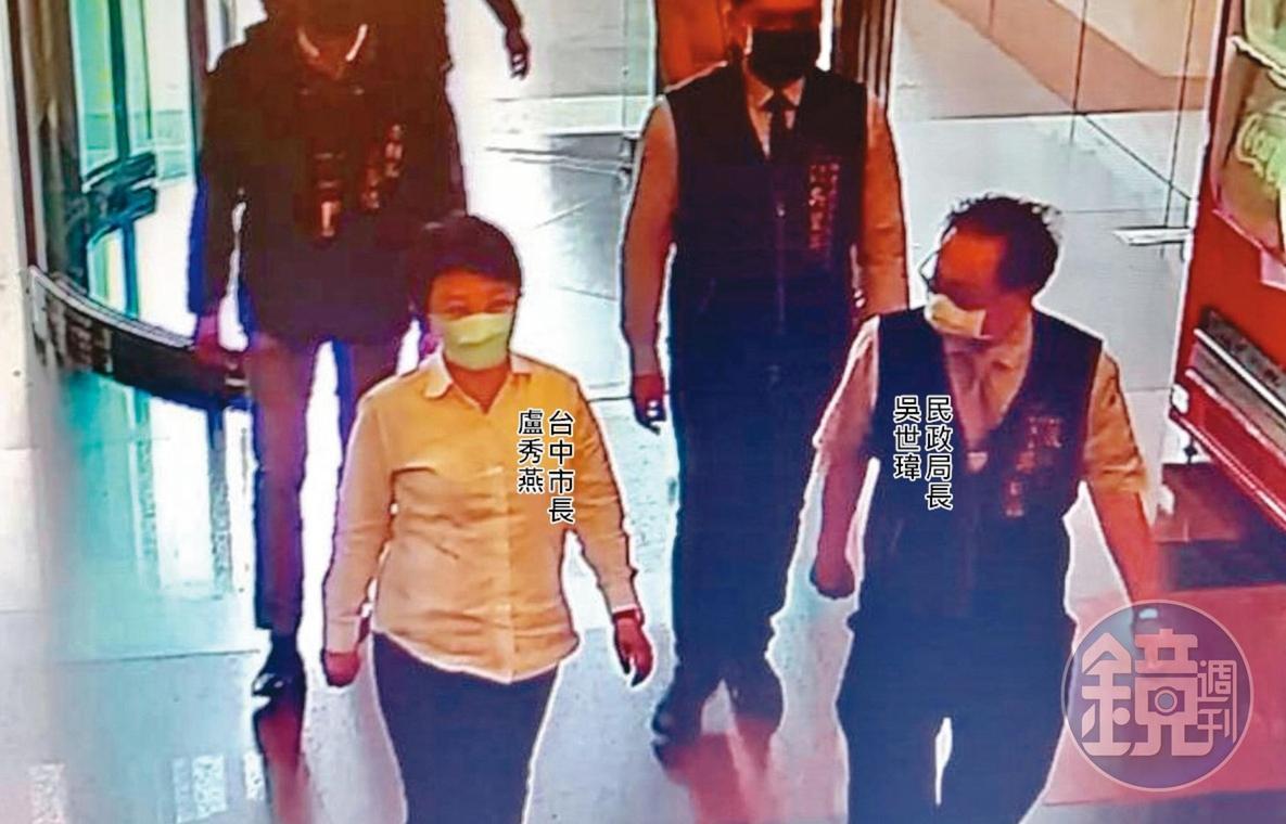 台中市長盧秀燕、民政局長吳世瑋赴住宅區大樓內的殯葬會館捻香,形同替違法業者背書。(讀者提供)