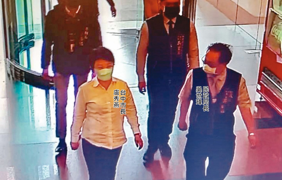 台中市長盧秀燕、民政局長吳世瑋赴住宅區大樓內的殯葬會館捻香，形同替違法業者背書。（讀者提供）