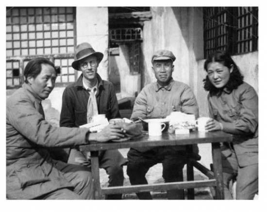 吳莉莉(右)為國共內戰時期的延安第一美人,傳說是毛澤東主席(左)的地下情人。(翻攝自華人百科)