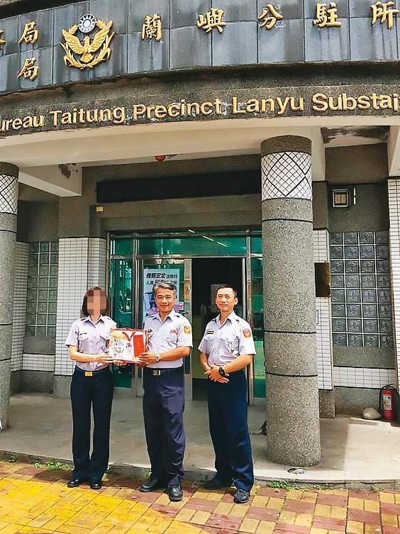 李哲銘(中)曾與警察歌手陳建年(右)在蘭嶼分駐所前合影。(翻攝台東警分局臉書)