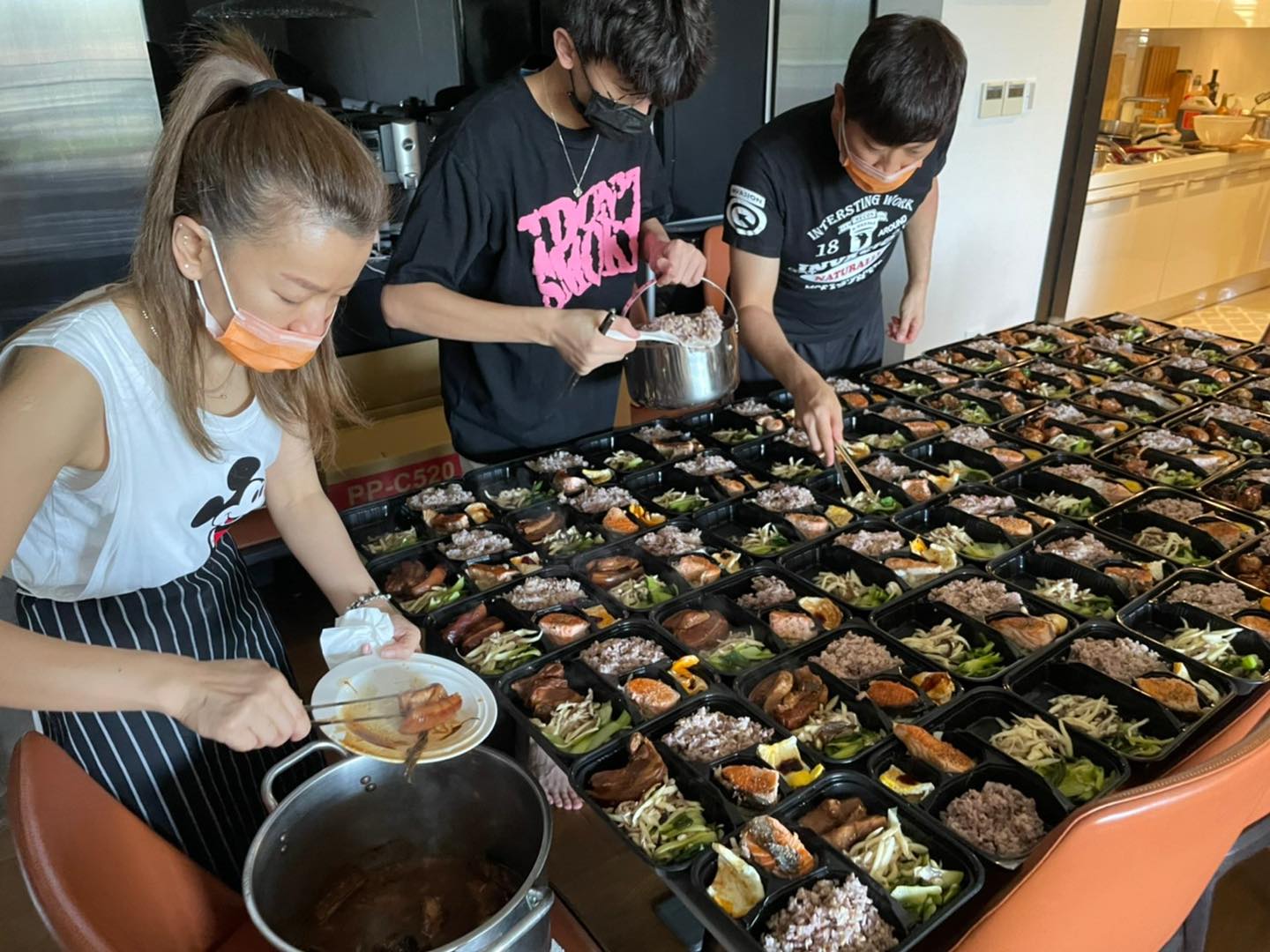 侯昌明全家總動員，準備50個愛心便當給醫護人員。（翻攝自侯昌明臉書）