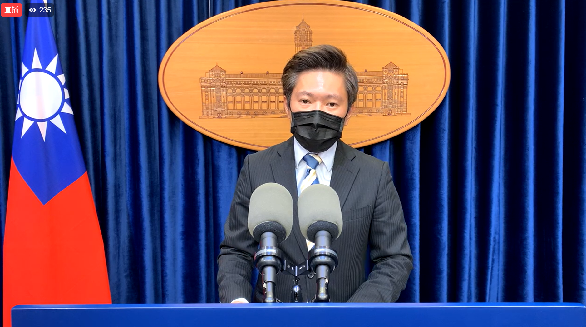總統府發言人張惇涵今(18日)晚轉述總統蔡英文接見鴻海創辦人郭台銘、台積電董事長劉德音會面內容。(翻攝總統府發言人臉書)