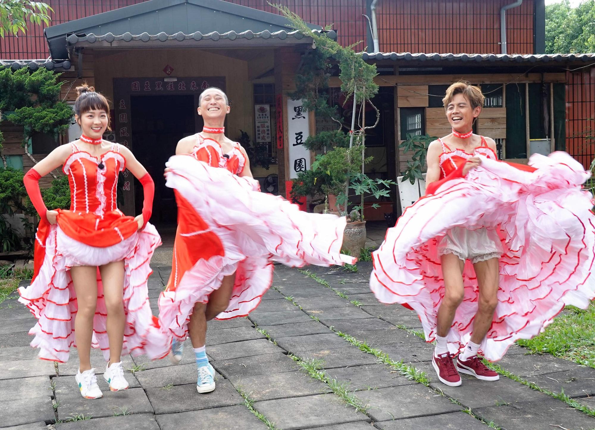 浩子（中）與阿翔（右）表演康康舞，讓籃籃（左）笑不停。（民視提供）