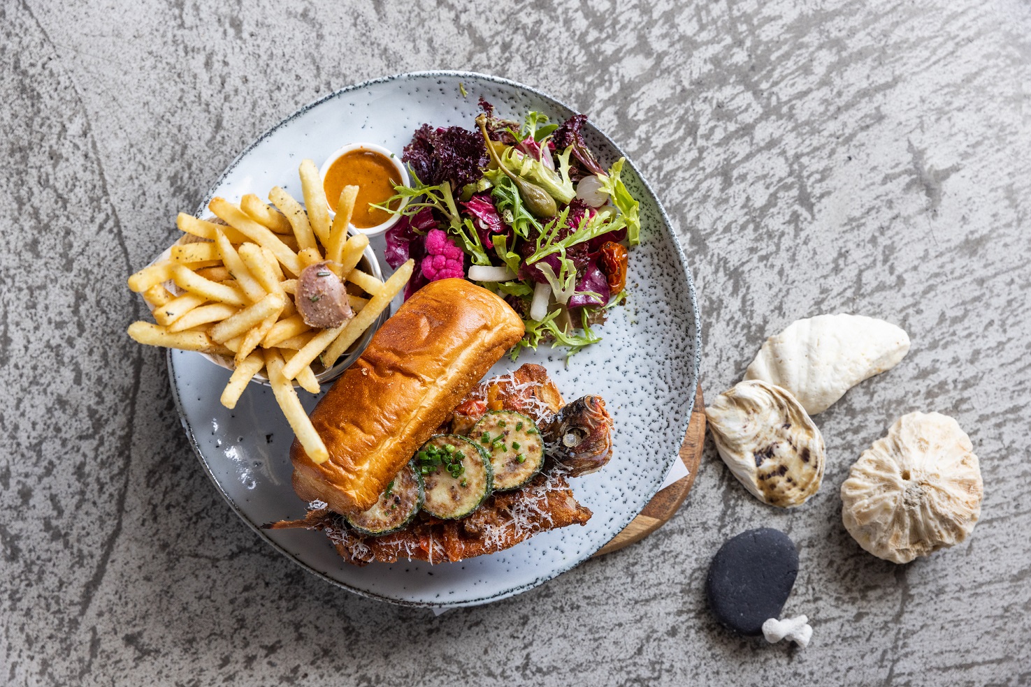 光是視覺就非常令人驚豔的「一隻魚漢堡」，可試到不同的魚種。（400元／份）