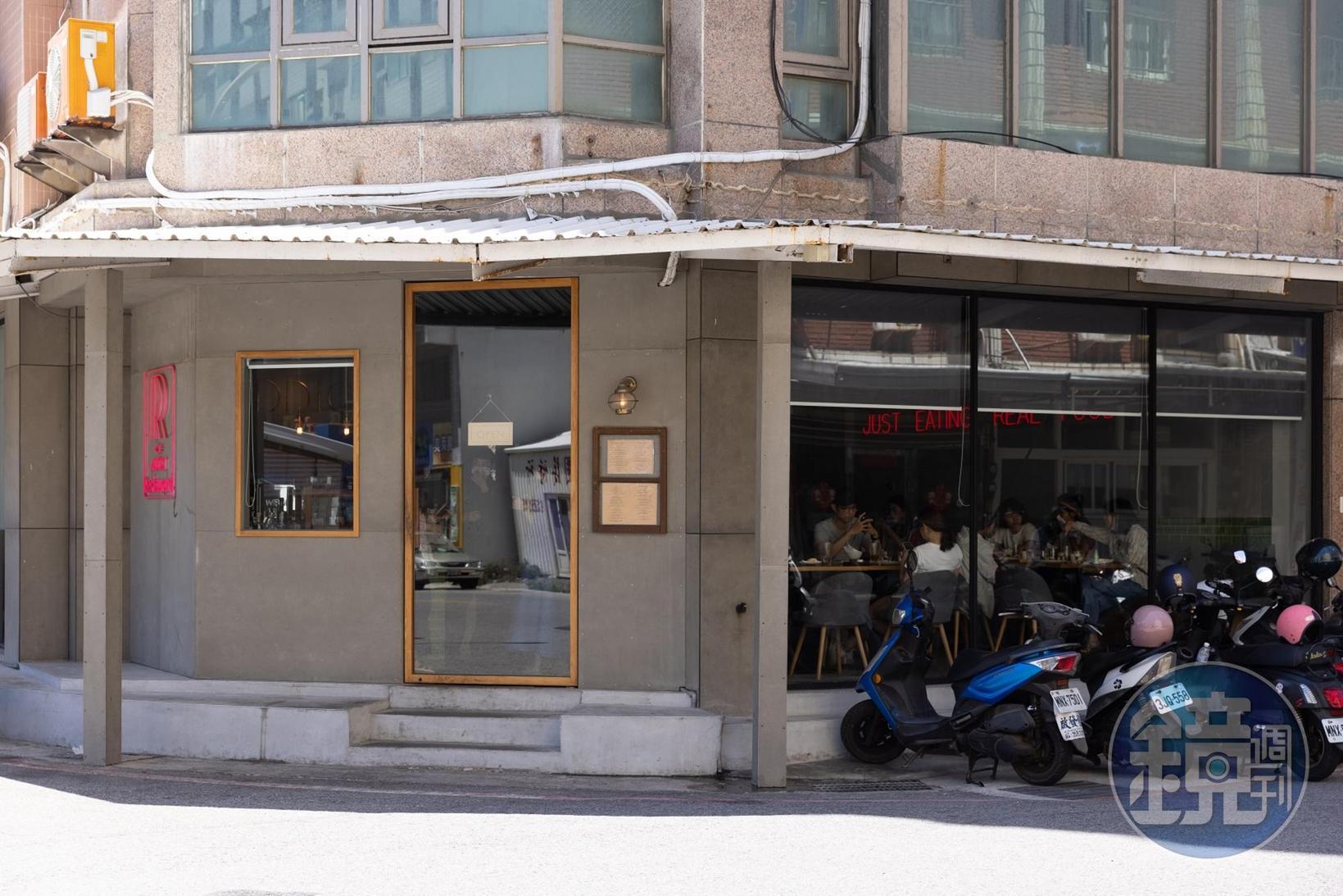 外觀低調的「Addict Restaurant 癮餐廳」,開在住宅區附近的轉角。