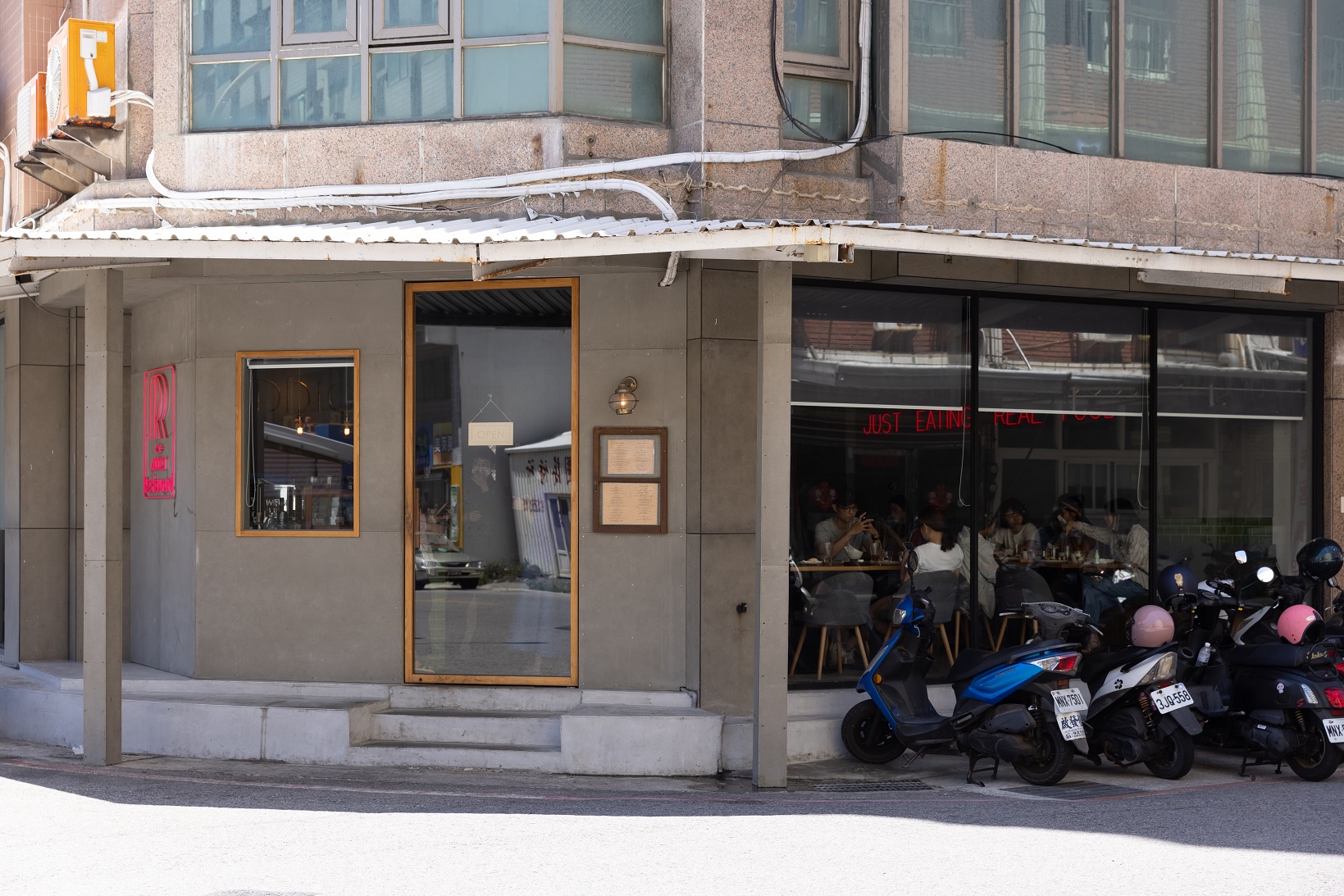 外觀低調的「Addict Restaurant 癮餐廳」,開在住宅區附近的轉角。