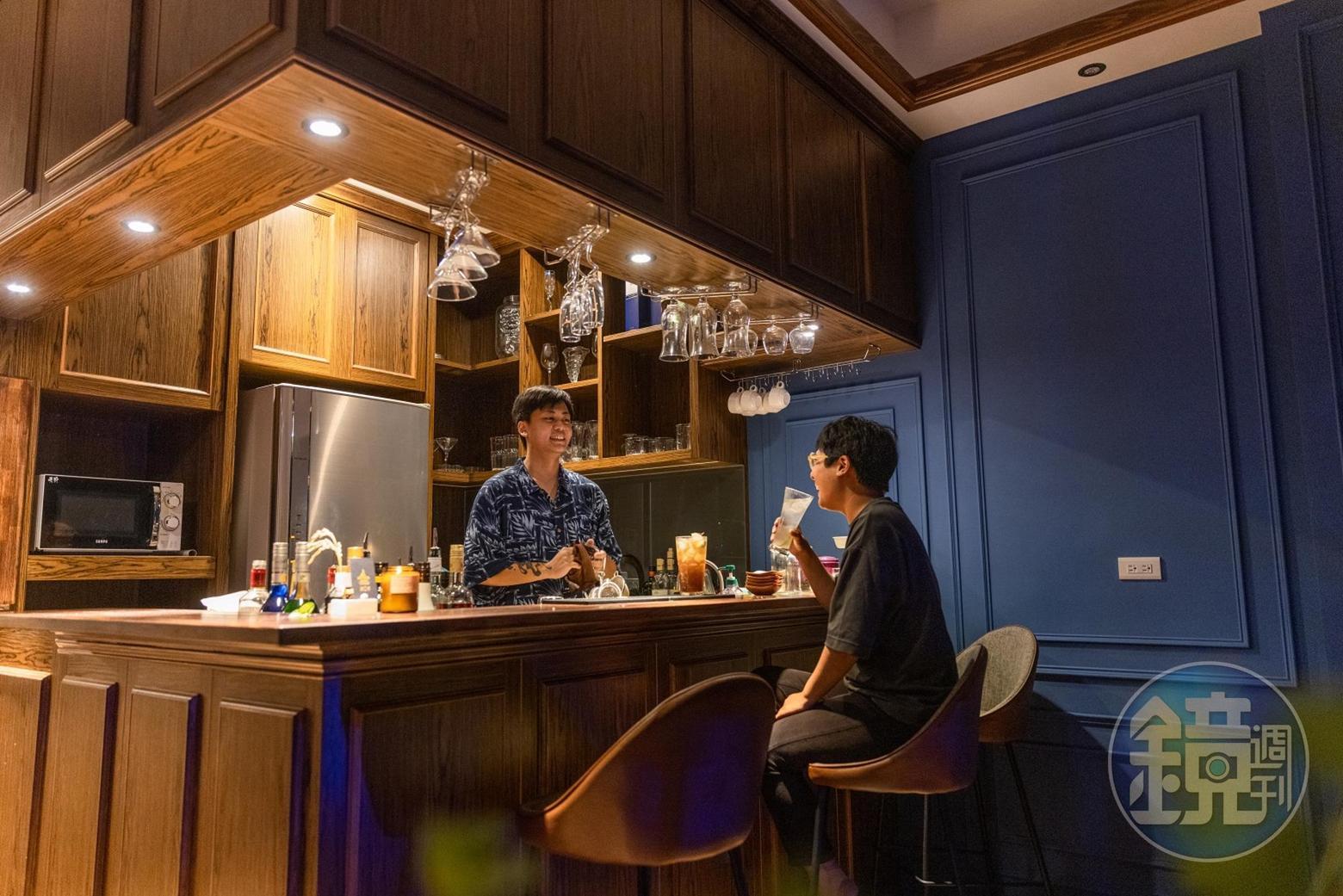 私人酒吧氣氛非常好,有時還會請來客座調酒師。