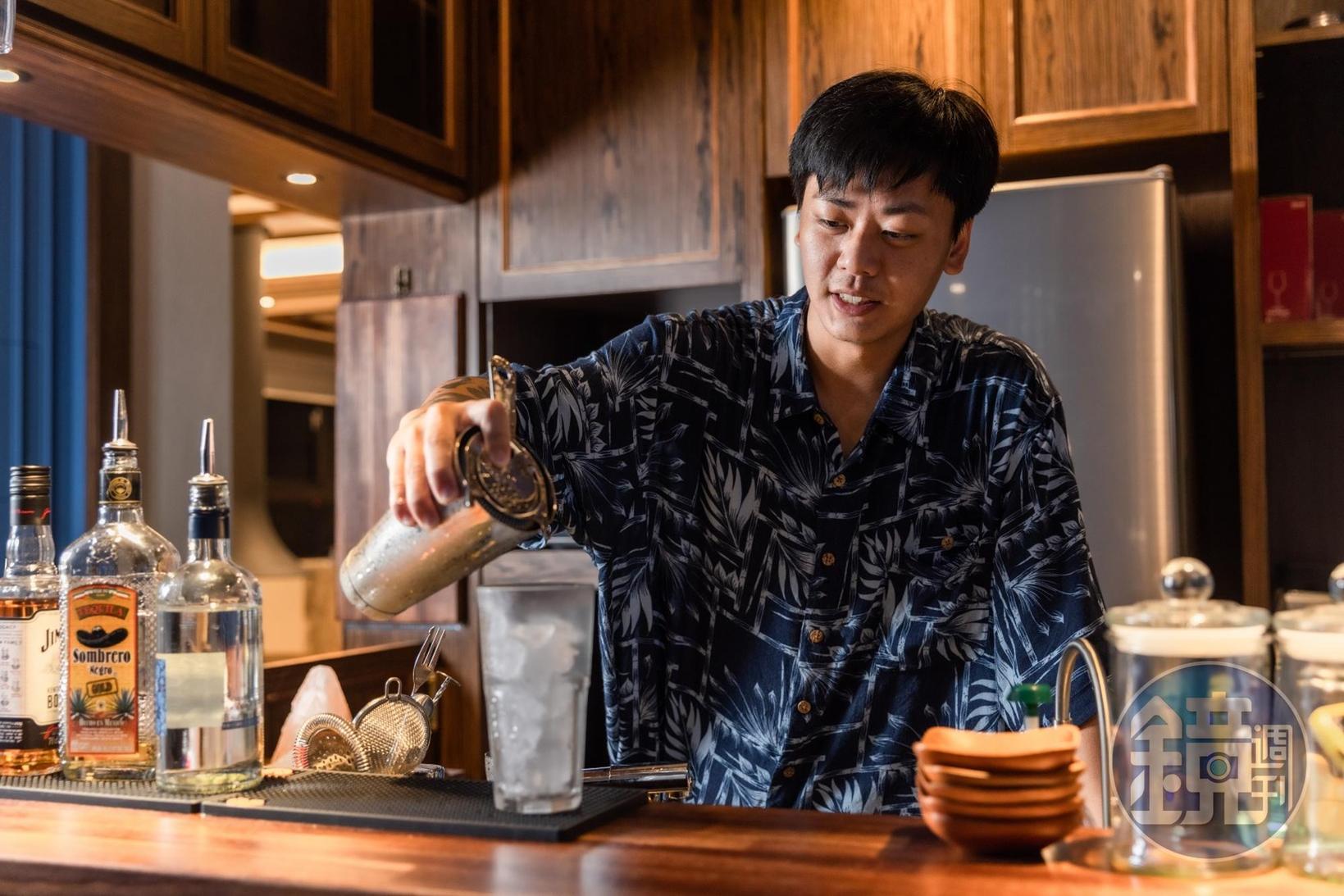 民宿主人林孟賢自己就是調酒師,喜歡在酒吧裡與旅客聊天。