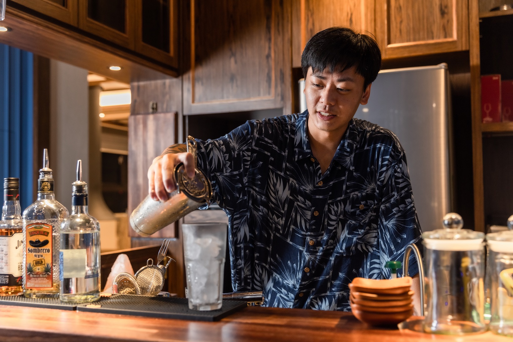 民宿主人林孟賢自己就是調酒師，喜歡在酒吧裡與旅客聊天。