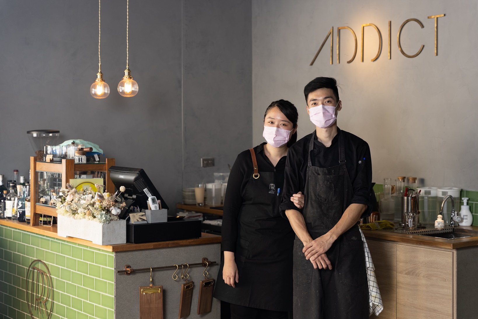 Roy(右)和Rachel(左)一起經營癮餐廳近5年,如今成為澎湖最著名的餐廳。