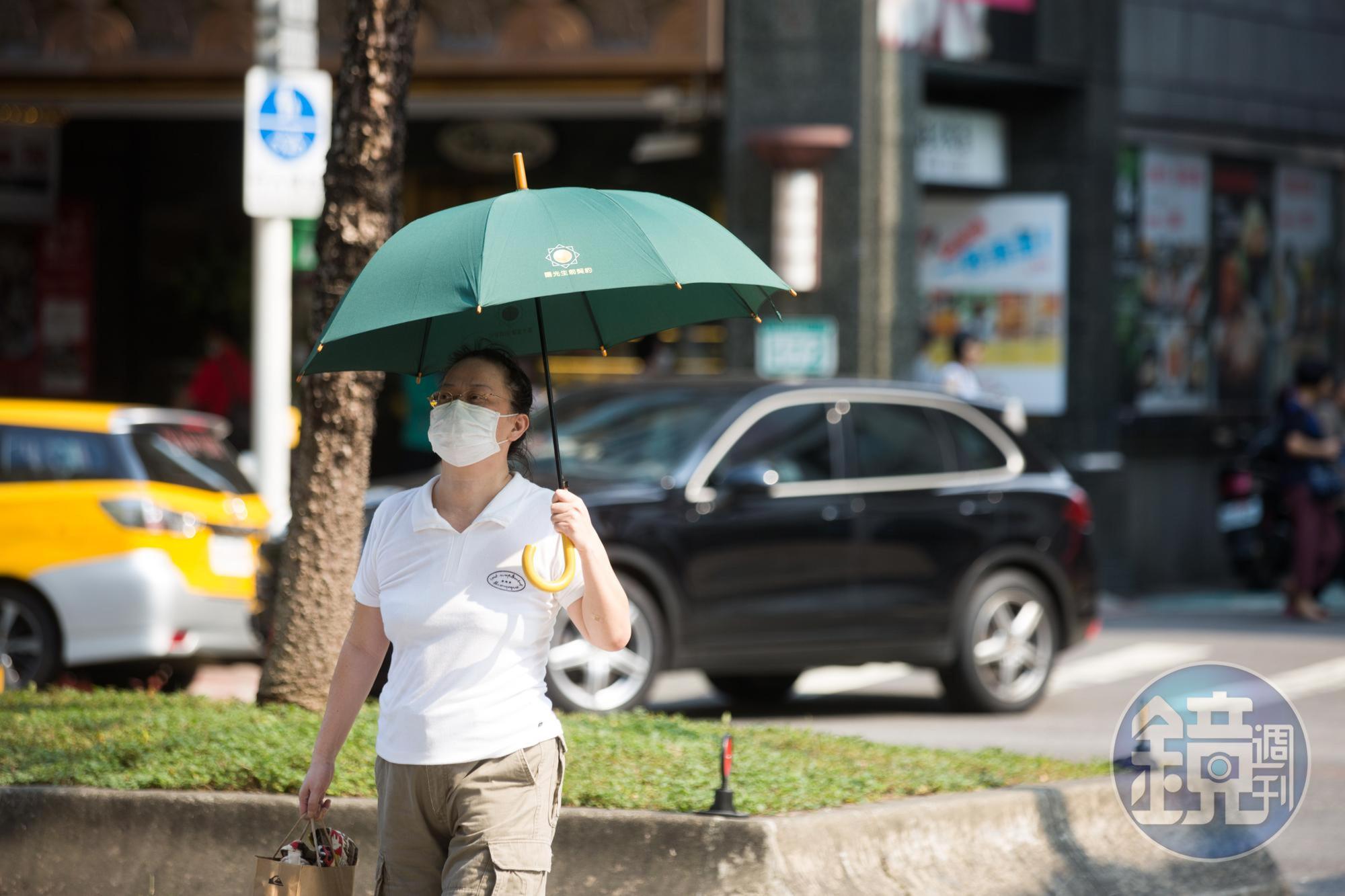 大台北盆地今高溫上看37度,中央氣象局針對北北基等7縣市發布高溫警報。(本刊資料照)