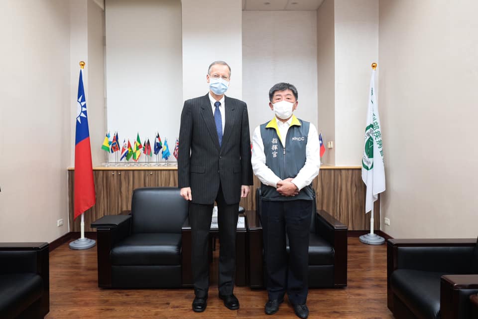 明天下午5點左右，預計將有250萬劑莫德納疫苗抵台，陳時中（右）及酈英傑（左）將代表台美兩國接機。（翻攝自AIT臉書）