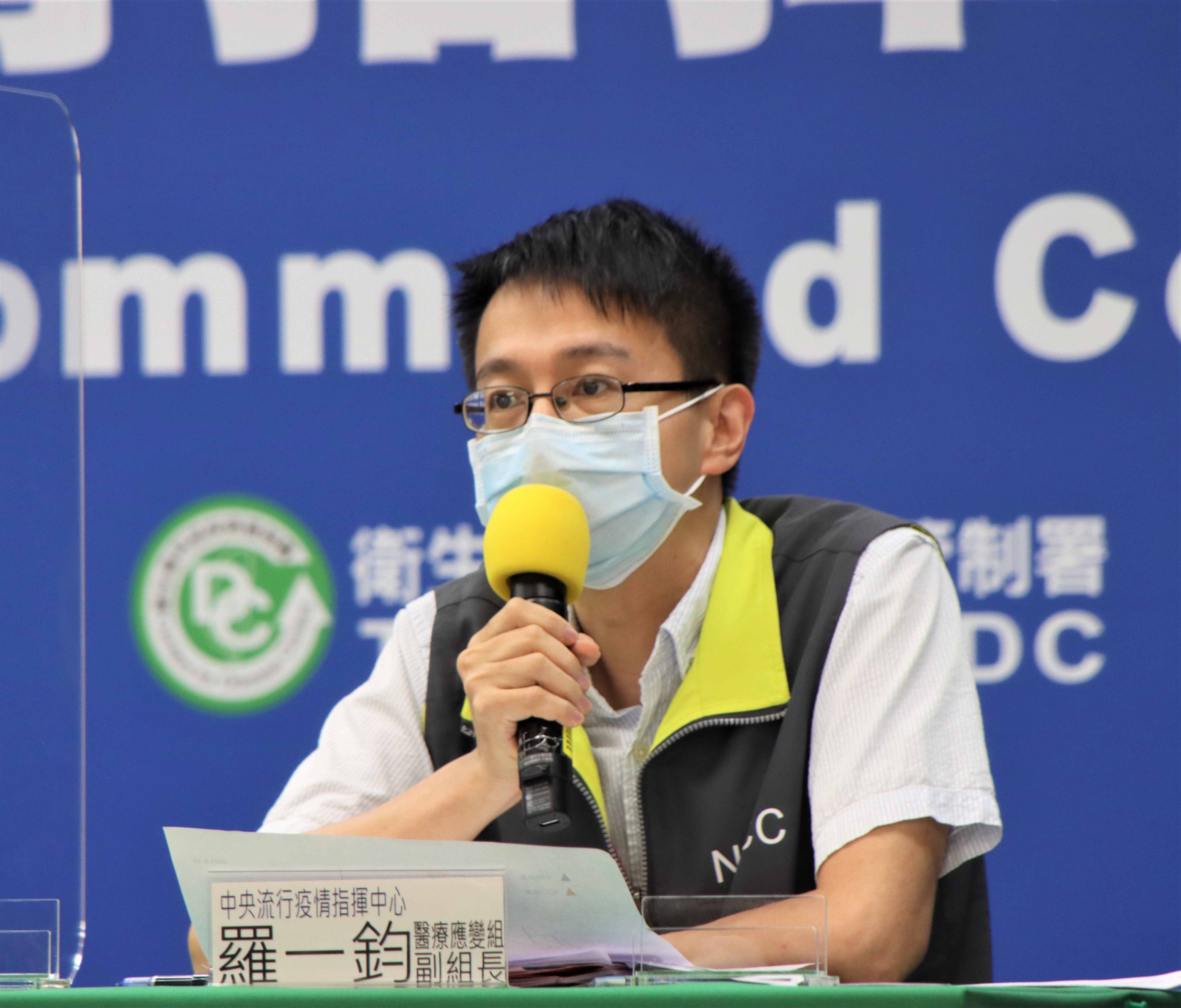 醫療應變組副組長羅一鈞說明，COVID-19變異株在台情形。（指揮中心提供）