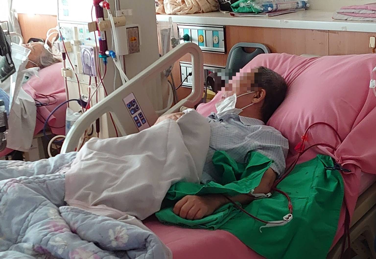 耕莘醫院洗腎中心上週傳出病患家屬、外籍看護確診，再爆多名病患未戴口罩。（讀者提供）