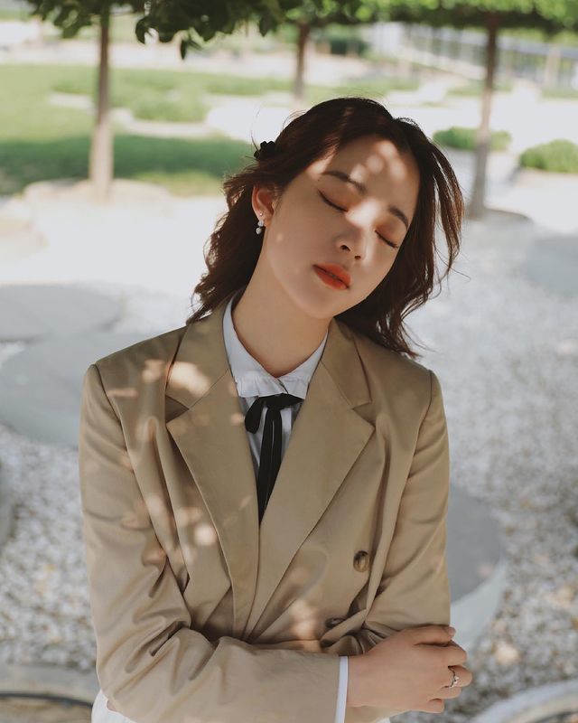 歐陽娜娜身穿Maje短版外套,搭配圓領蝴蝶結襯衫,這款襯衫很熱門,中國女星楊紫、趙今麥都穿過。(歐陽娜娜工作室提供)