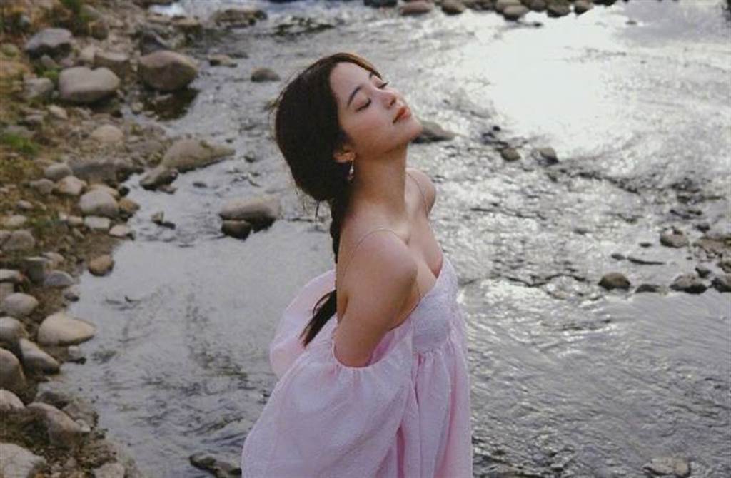 「國民妹妹」歐陽娜娜在生日當天,以邪惡視角拍攝出乳滑好身材。(翻攝自歐陽娜娜微博)