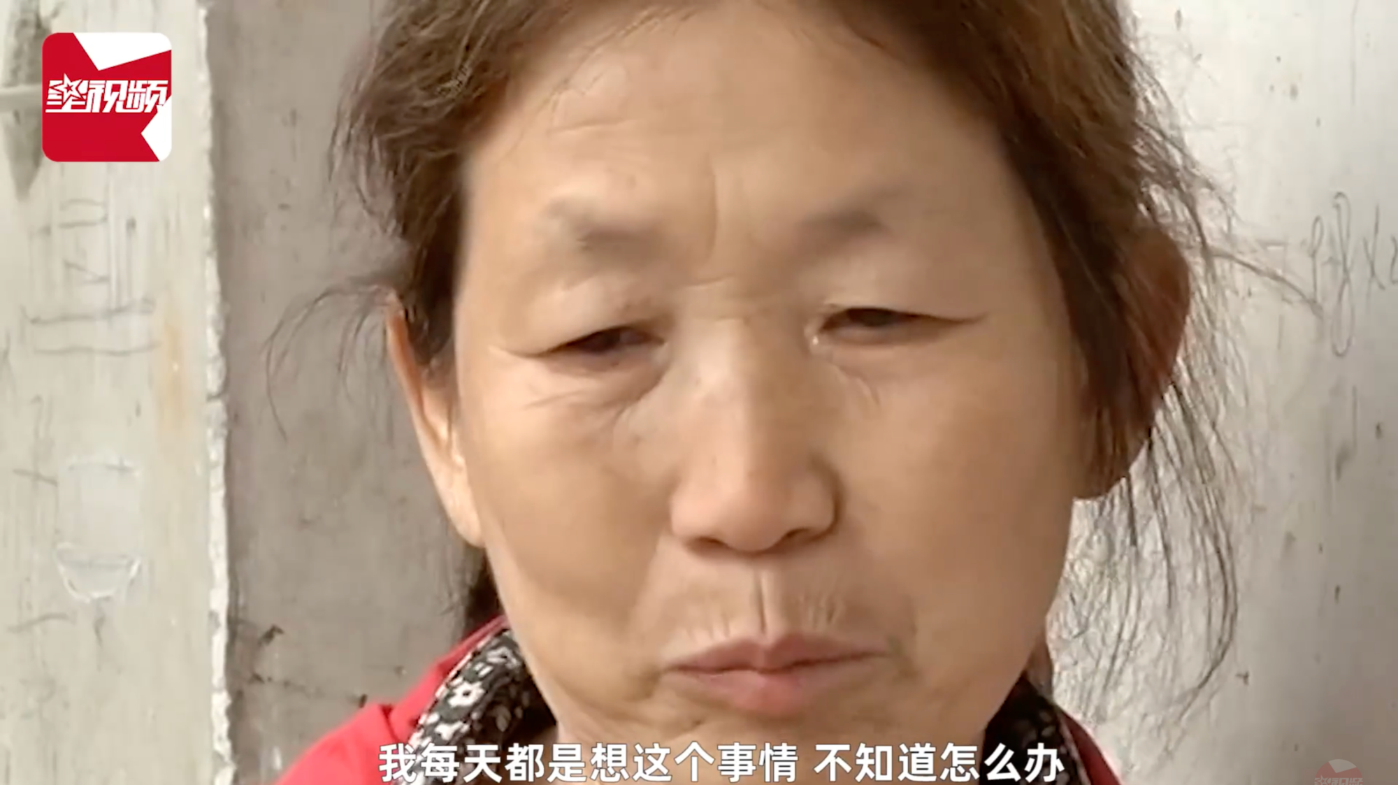 母親擔心若自己老了,癱瘓的女兒會沒人照顧。(翻攝自星視頻微博)