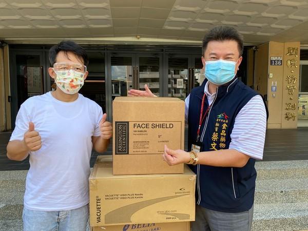 郭子乾（左）與企業好友（右）捐贈8,900個醫療物資給第一線。（翻攝自郭子乾臉書）