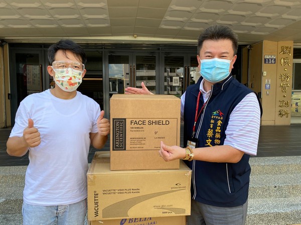 郭子乾(左)與企業好友(右)捐贈8,900個醫療物資給第一線。(翻攝自郭子乾臉書)