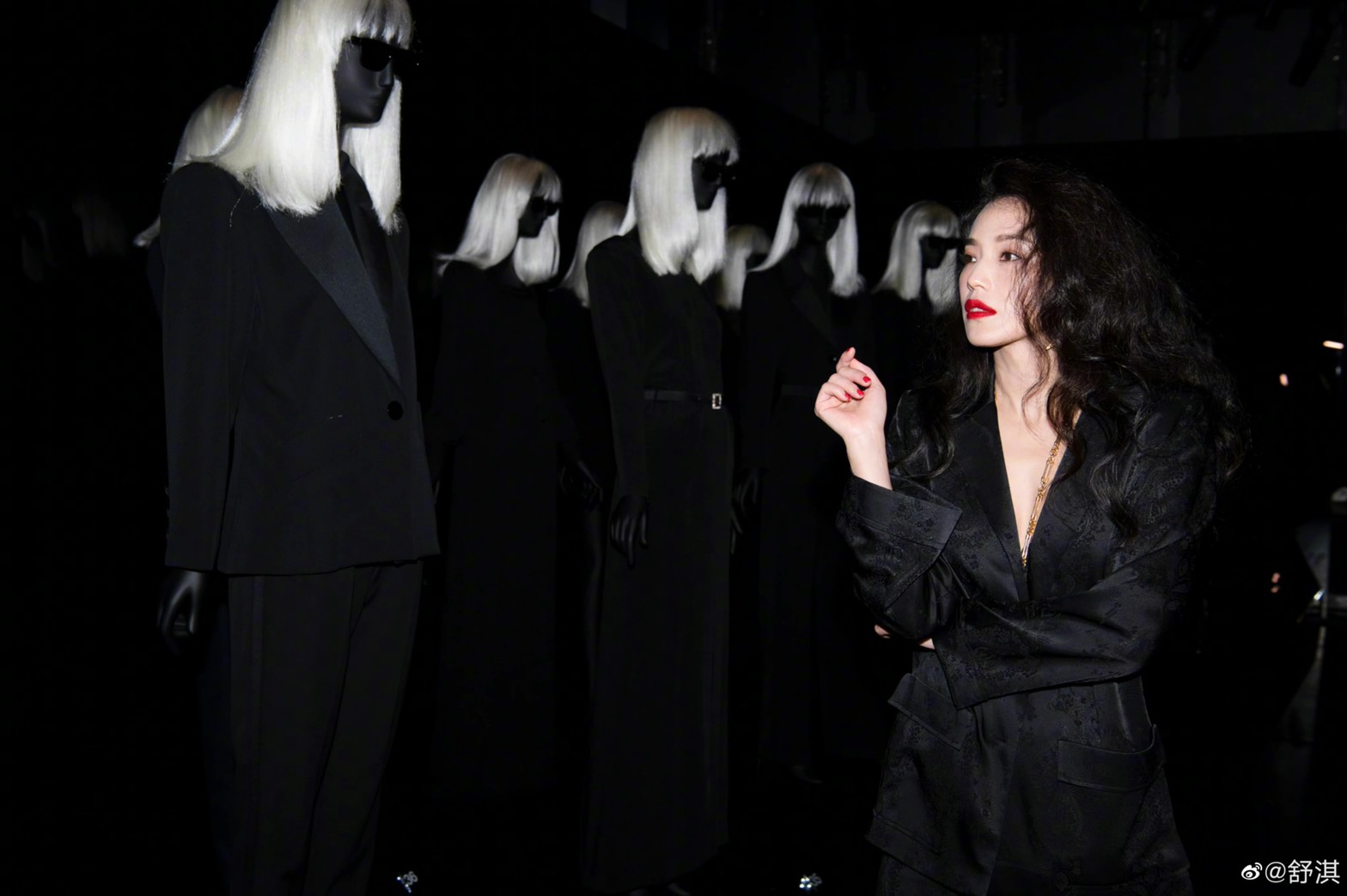 舒淇出席SAINT LAURENT於上海藝術館舉辦的《貝蒂卡圖 BETTY CATROUX》時尚展覽。（翻攝自舒淇微博）