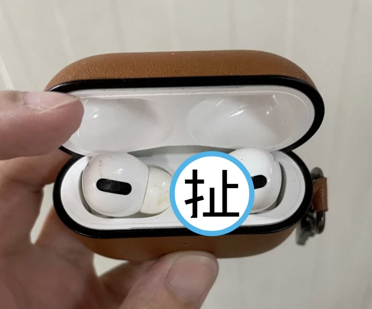 一名女網友的耳機放在公司,結果卻被其他人偷戴。(翻攝自Dcard)