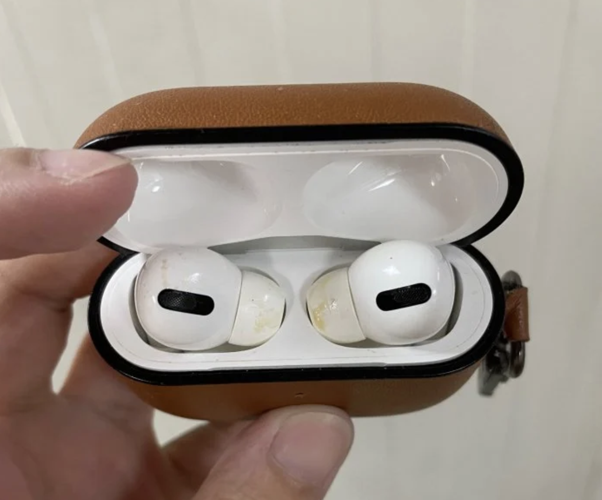 耳機被偷戴後上面留下疑似是耳垢的黃色污漬,讓原PO不能接受。(翻攝自Dcard)