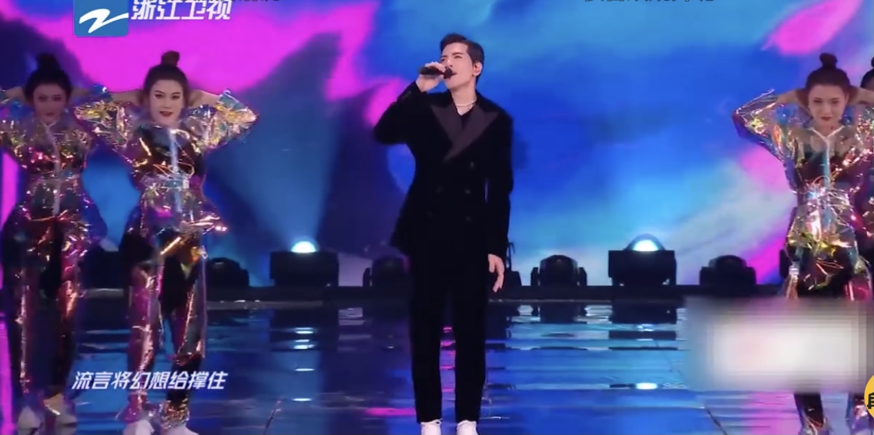 蕭敬騰日前參加大陸某電商平台的表演活動，在台上演唱〈薩哈星球〉。（翻攝自微博）