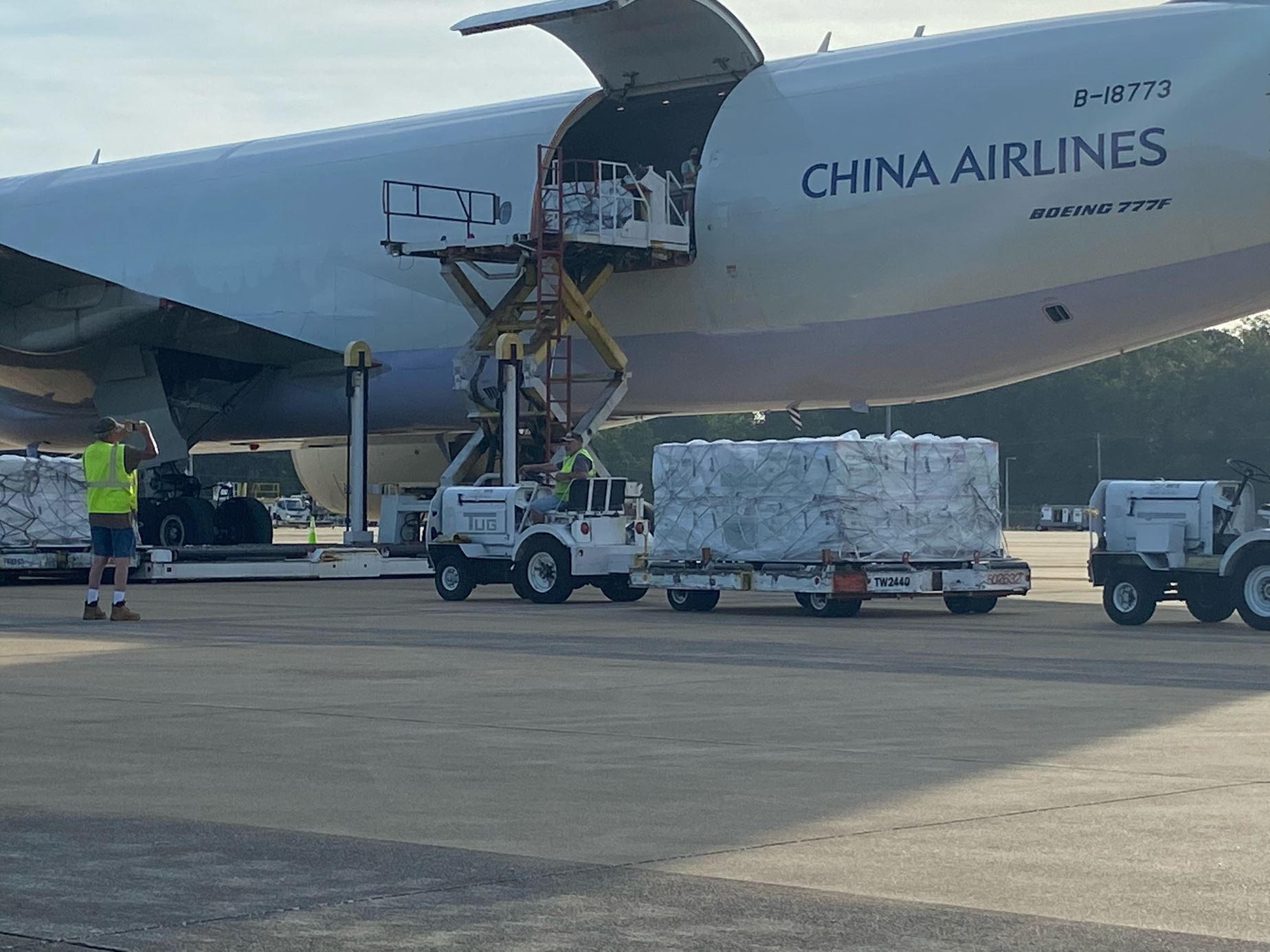 美國捐贈250萬劑莫德納疫苗，今搭乘華航專機，預計傍晚抵台。（翻攝Ned Price推特）