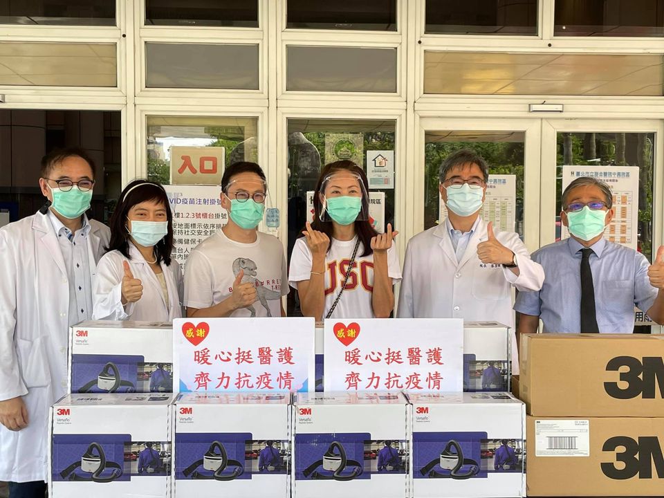 :賈永婕今將21台動力淨氣式呼吸防護具(PAPR)送至3間北部醫院。(翻攝自賈永婕臉書)