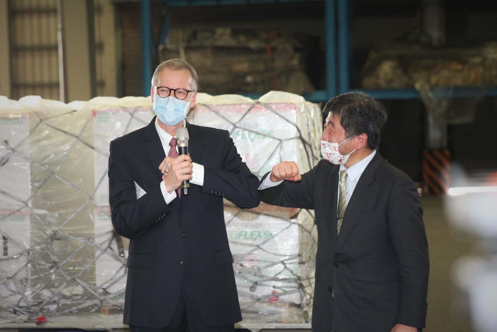 衛福部長陳時中（右）和AIT處長酈英傑親自接機。（衛福部提供）