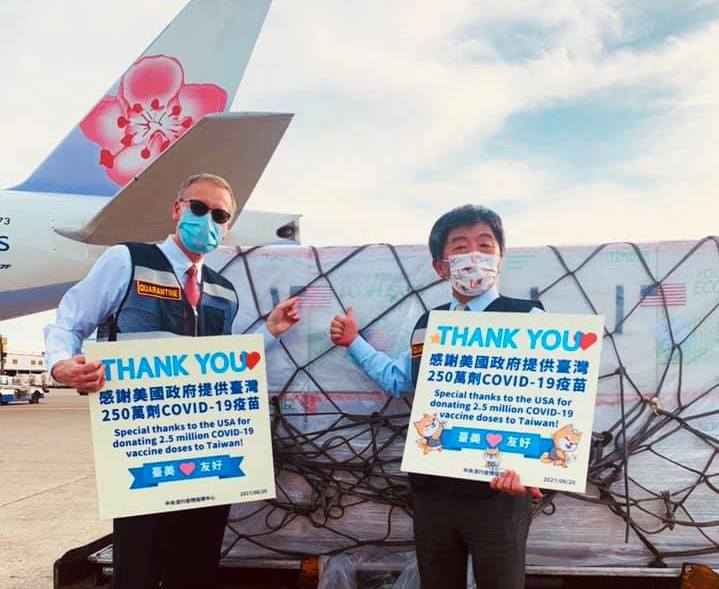 美國250萬劑莫德納疫苗今由華航貨機送抵台灣,衛福部長陳時中(右)與AIT處長酈英傑親自接機。(翻攝蘇貞昌臉書)
