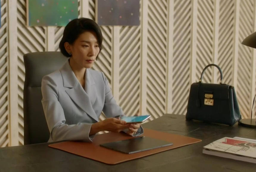 金瑞亨在《我的上流世界》中，辦公桌上放著的是Limousine包款。NT$184,100（翻攝自TVN）