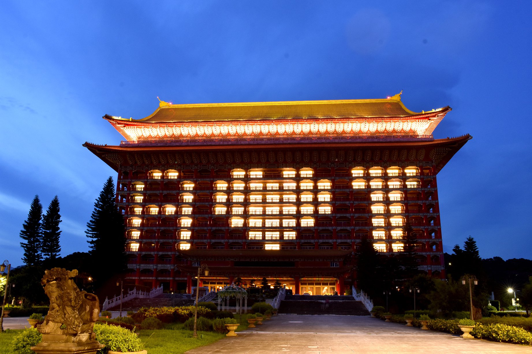 圓山飯店今晚點燈「A❤️  T」，感謝美國捐贈疫苗。（翻攝圓山飯店臉書）