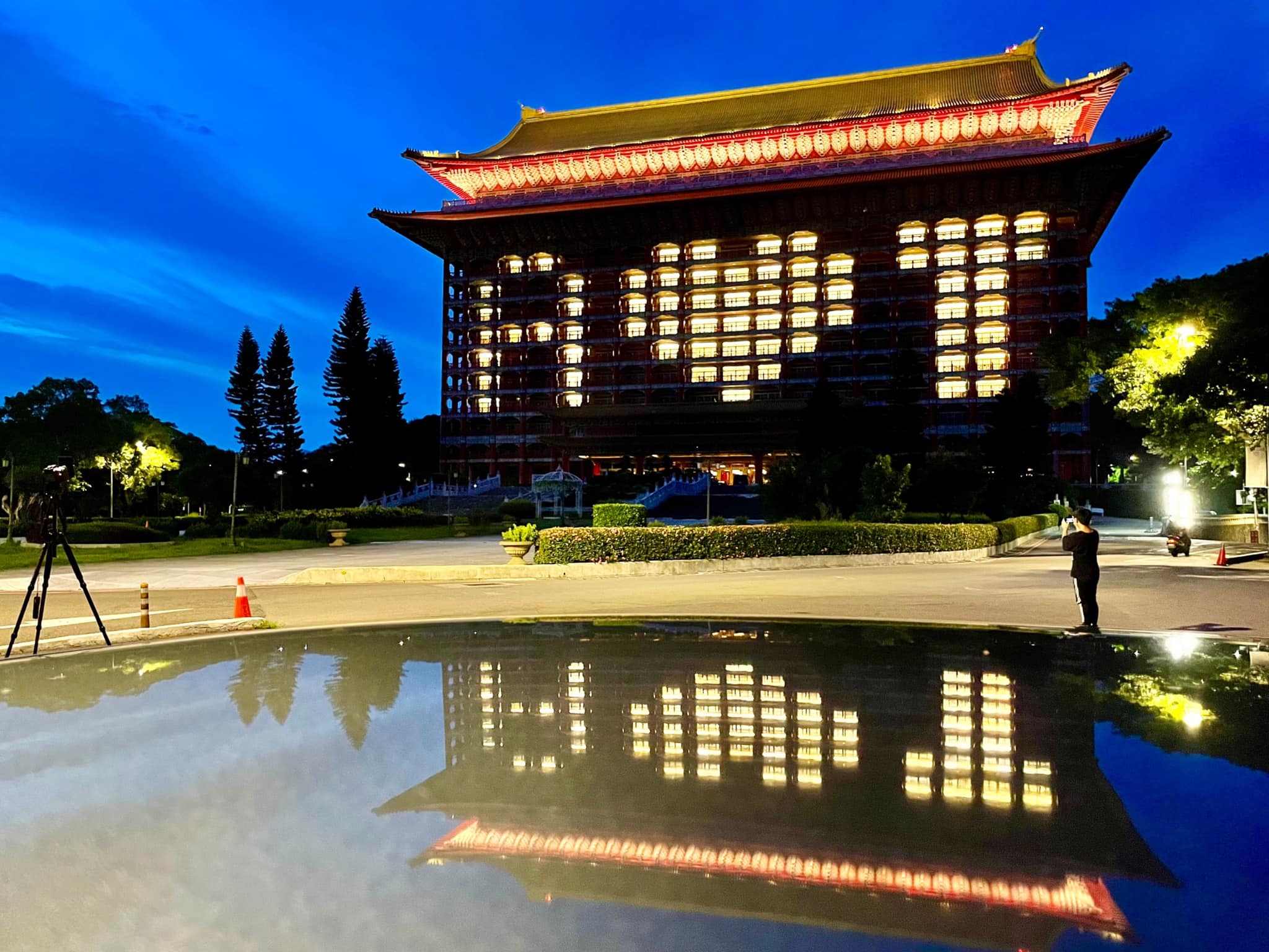 為感謝美國，圓山飯店20日晚間點燈。（陳愷璜提供）