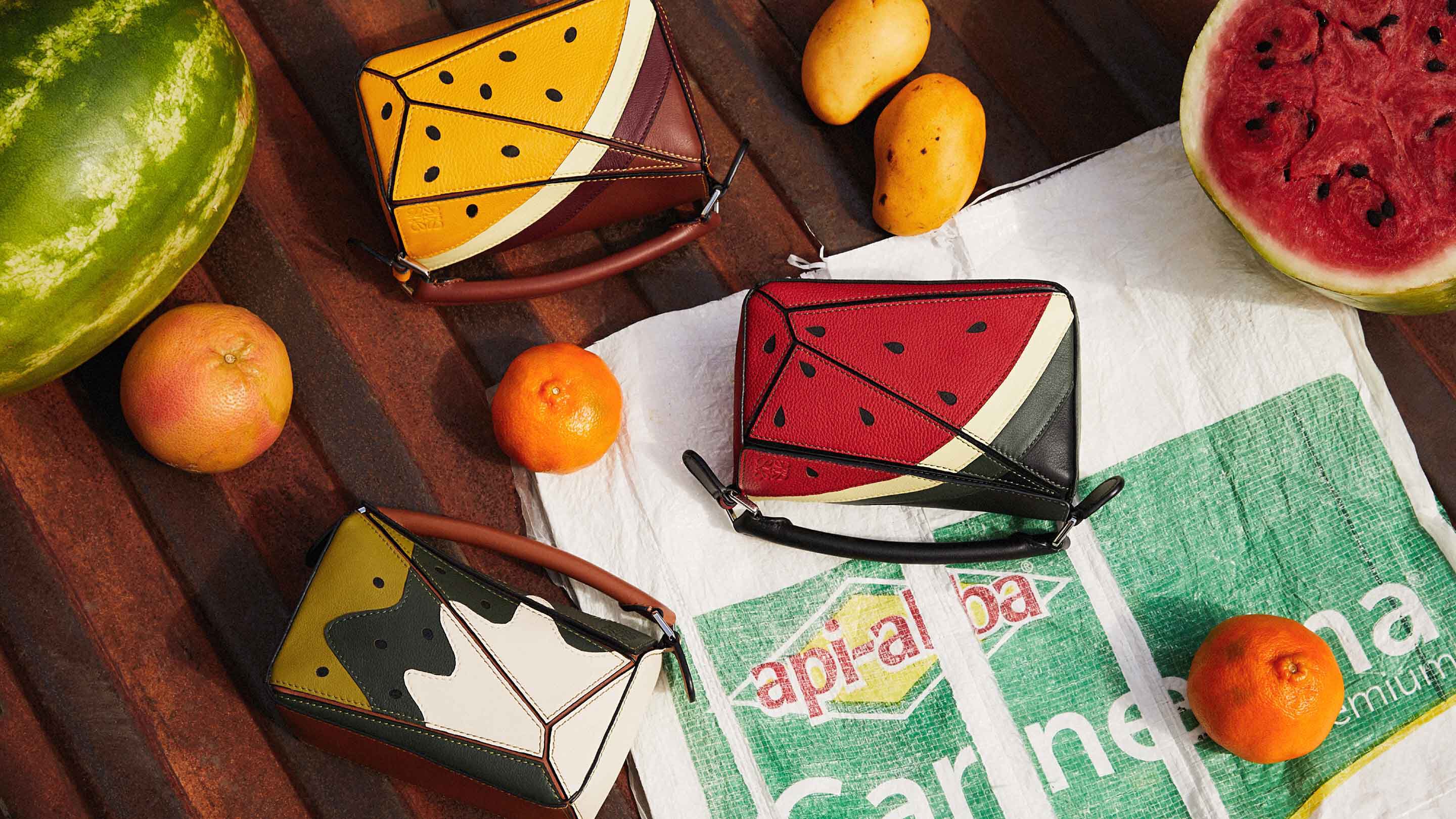 LOEWE 2021 Paula’s Ibiza第二波推出水果系列全新上市，清涼消暑又可愛的西瓜、奇異果與百香果躍上經典Puzzle包。（LOEWE提供）