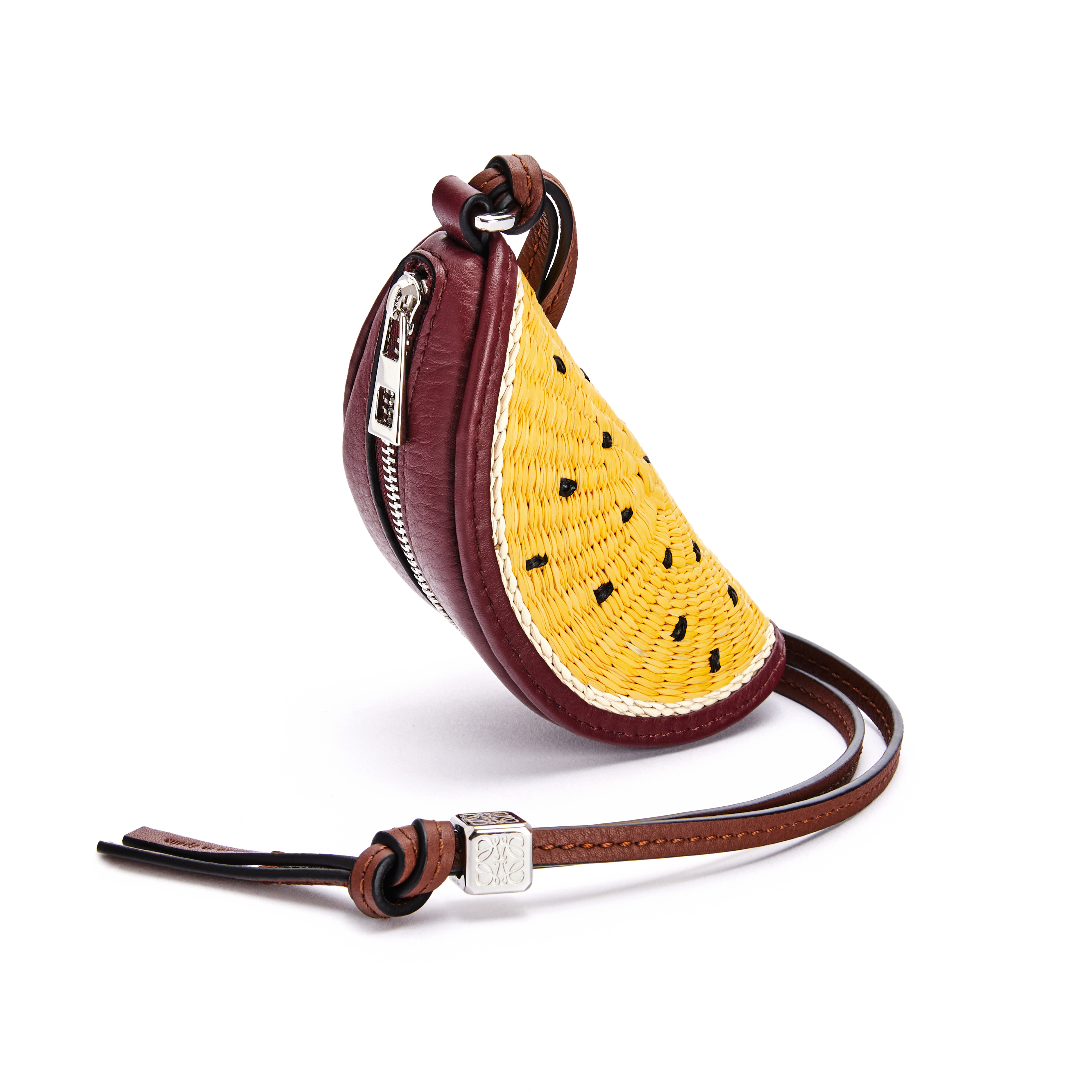 Iraca棕櫚纖維拼小牛皮黃色百香果半月造型零錢包 NT$15,000 LOEWE。(LOEWE提供)
