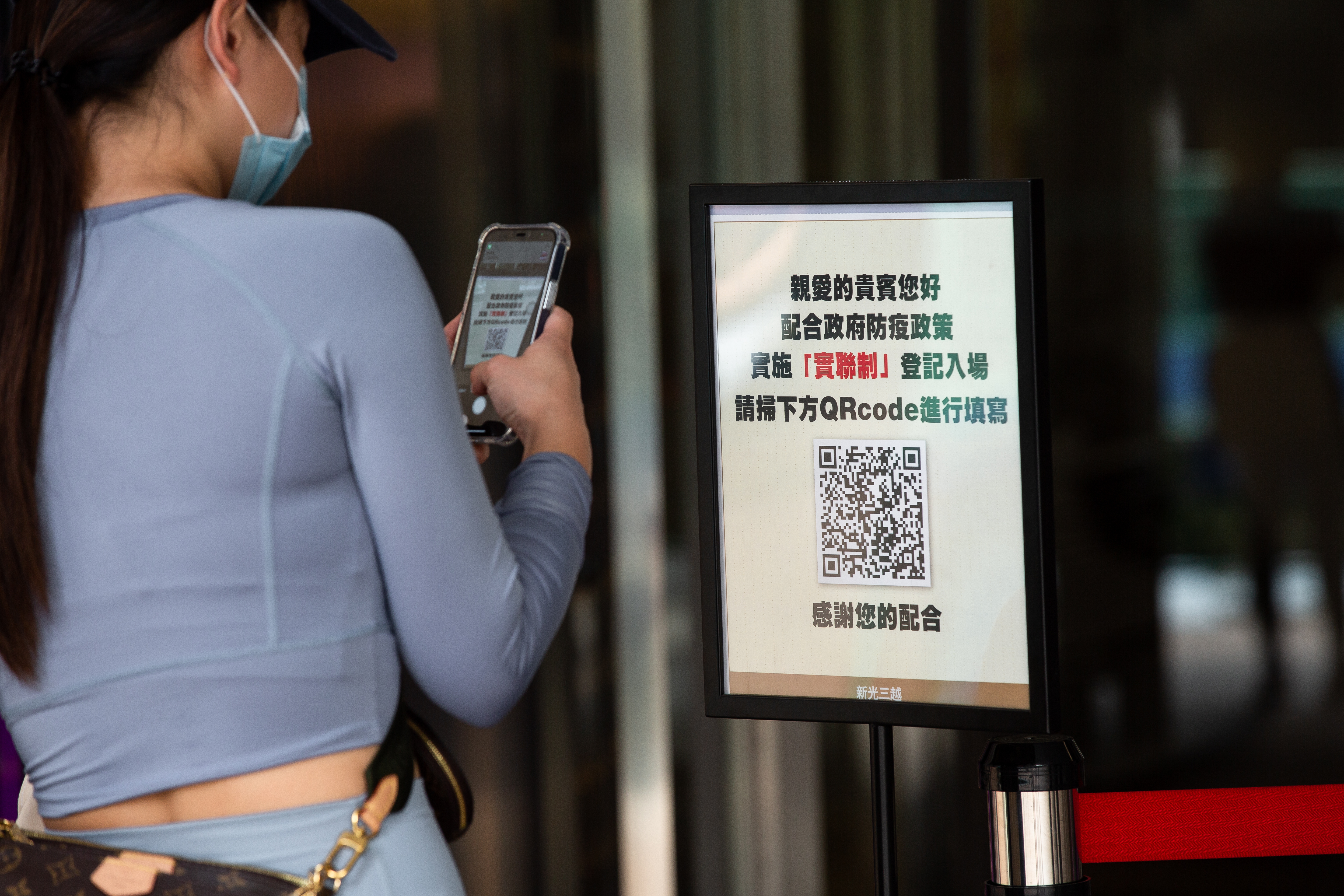 行政院推出的簡訊實聯制被爆出讓警方拿來當成辦案工具，NCC發出聲明稿回應質疑。示意圖。（本刊資料照）