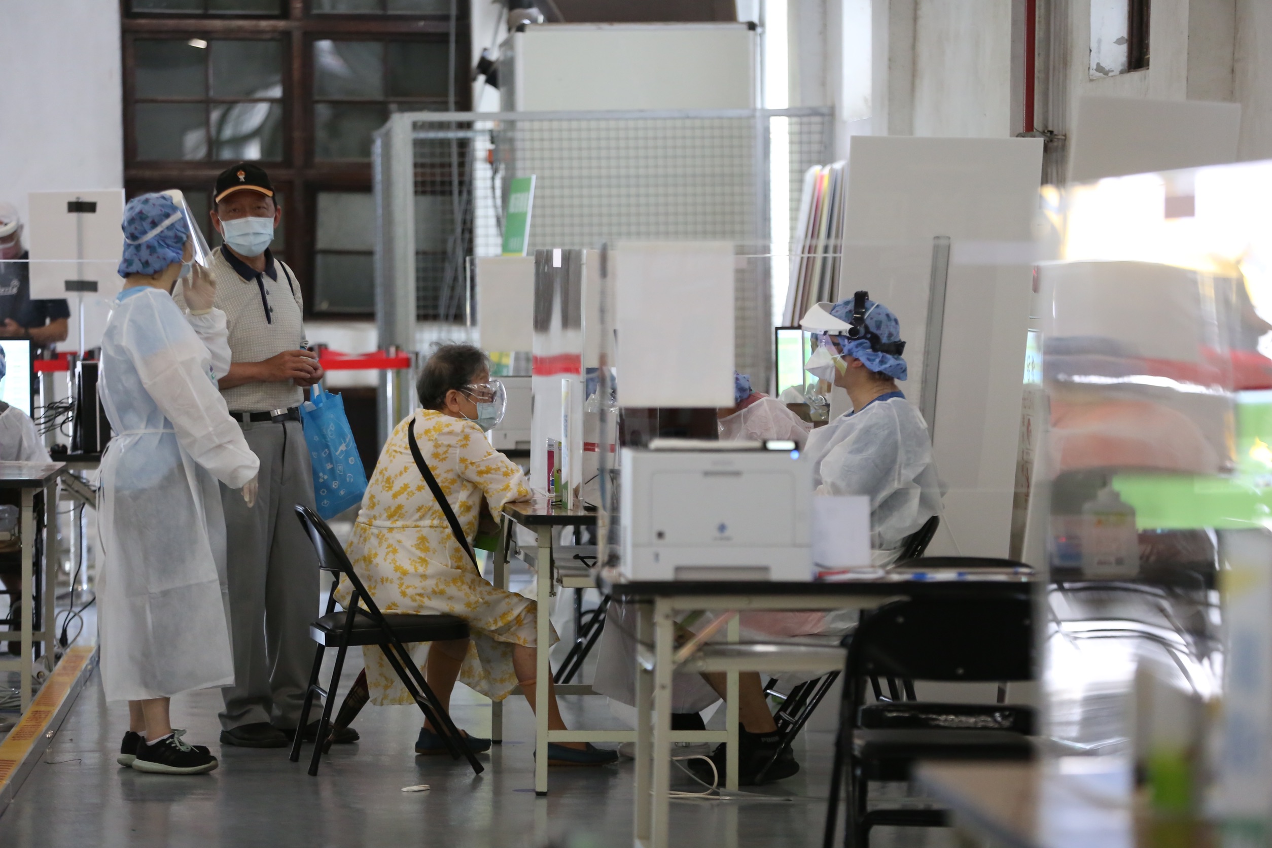 各地疫苗接種站近期都出現「緩打潮」，醫師蘇一峰建議「馬上開放更多施打對象」，別讓疫苗白白浪費。（資料照）