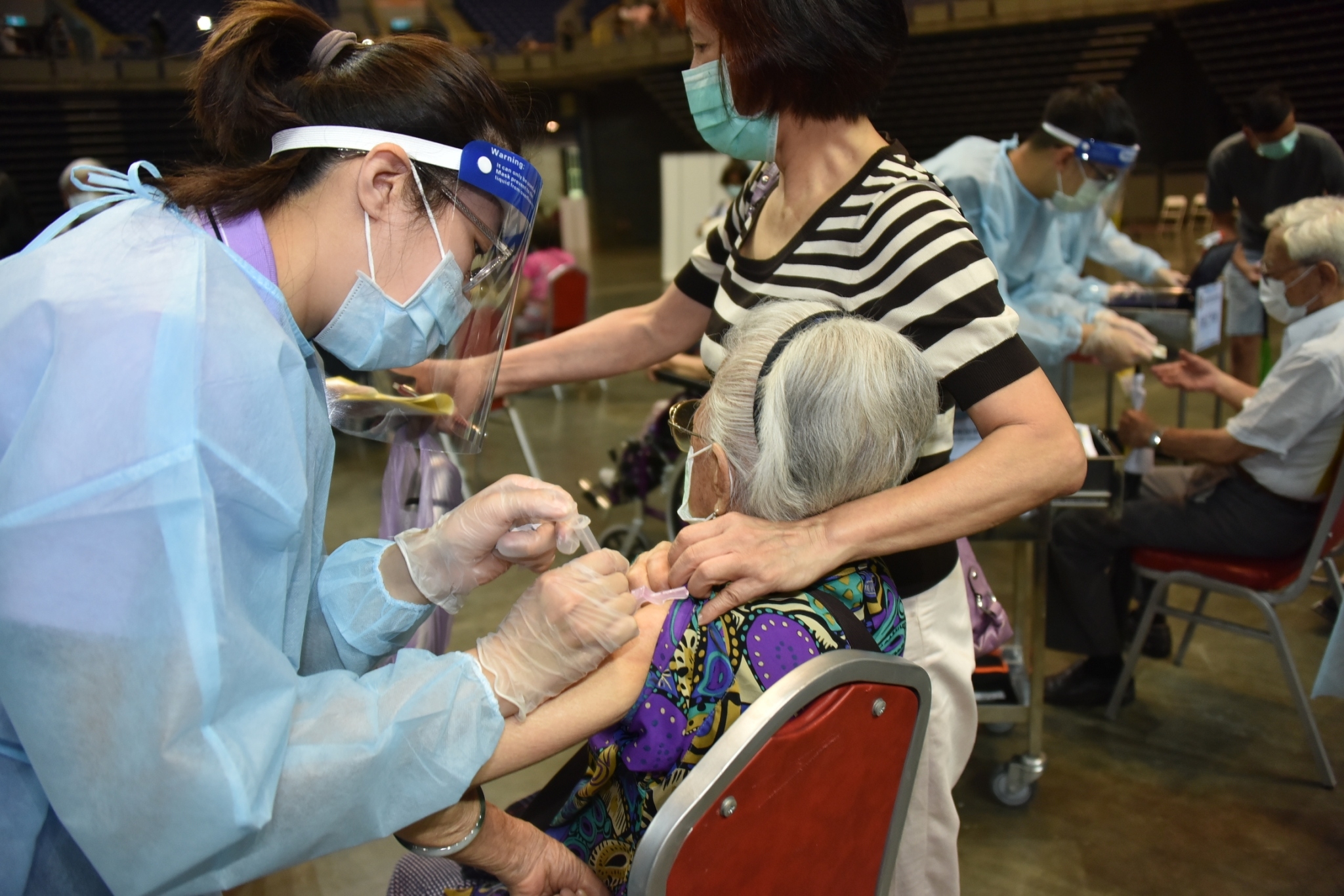 疫情嚴峻，一名專家認為長者施打疫苗「非常重要」，示意圖。（高雄市府提供）