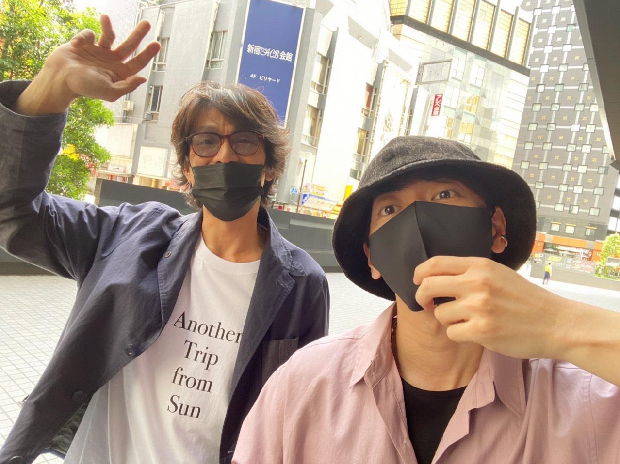 佐藤健(右)昨和江口洋介一起在新宿歌舞伎町閒晃,自曝都沒有被路人發現。(翻攝自佐藤健LINE)