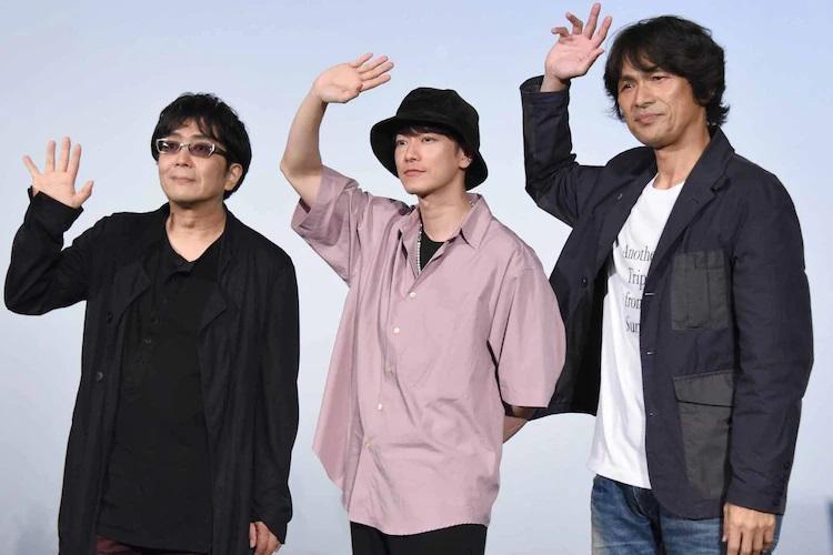 《神劍闖江湖:The Beginning》導演大友啓史(左起)和佐藤健、江口洋介,昨低調在觀眾席和影迷一起看IMAX版。(翻攝自natalie網站)