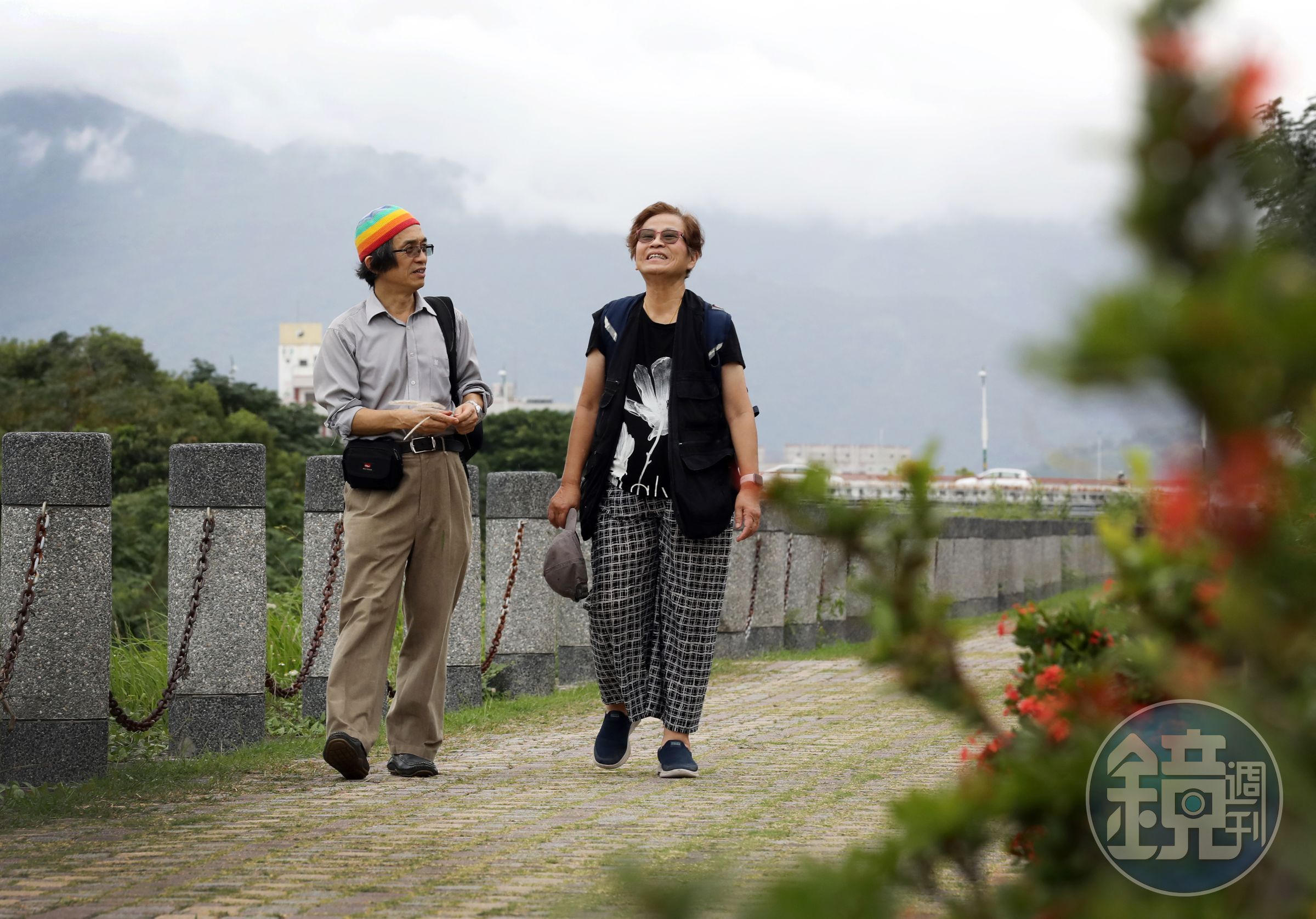 六姨跟外甥江盛自由的走在台東鄉野，暢談所愛，兩人如今更像朋友。為了這次拍照，前一晚，江盛還帶六姨去買化妝品。
