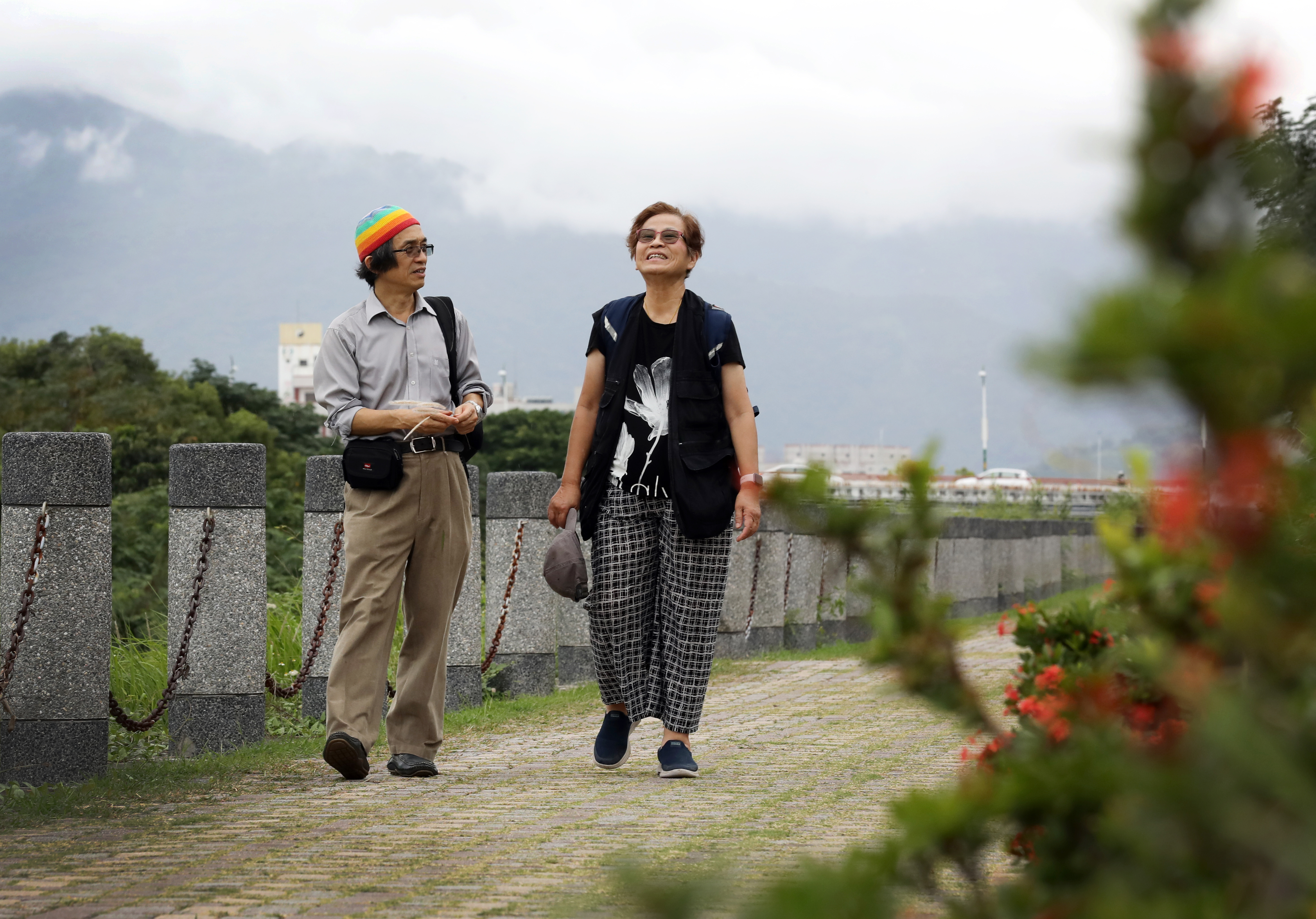 六姨跟外甥江盛自由的走在台東鄉野，暢談所愛，兩人如今更像朋友。為了這次拍照，前一晚，江盛還帶六姨去買化妝品。