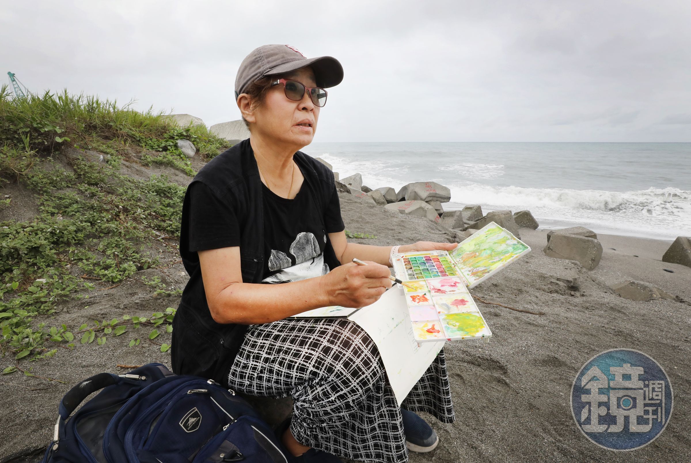 六姨總是隨身帶著簡單畫筆、顏料跟一小瓶水，隨時都可以畫水彩。