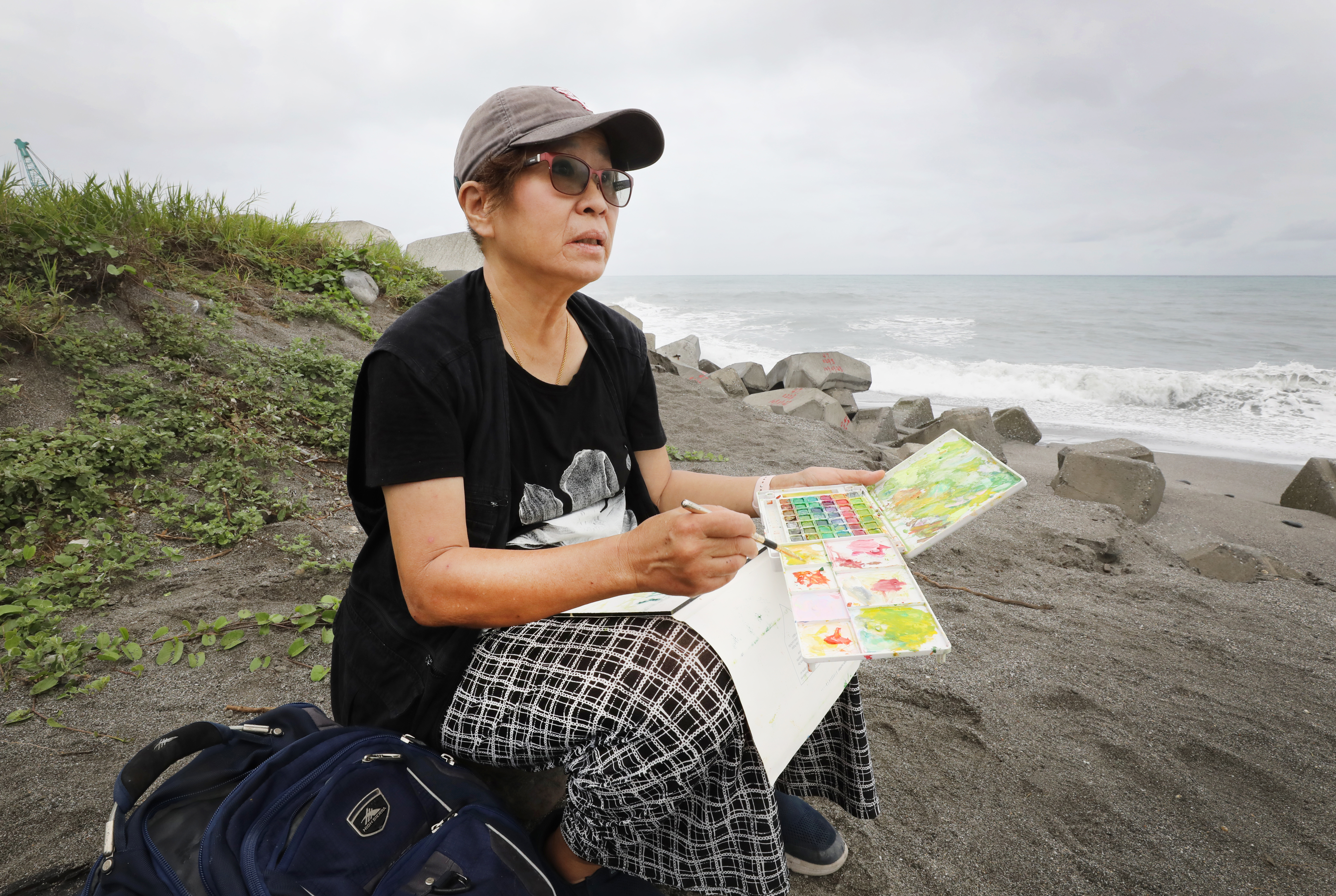 六姨總是隨身帶著簡單畫筆、顏料跟一小瓶水，隨時都可以畫水彩。