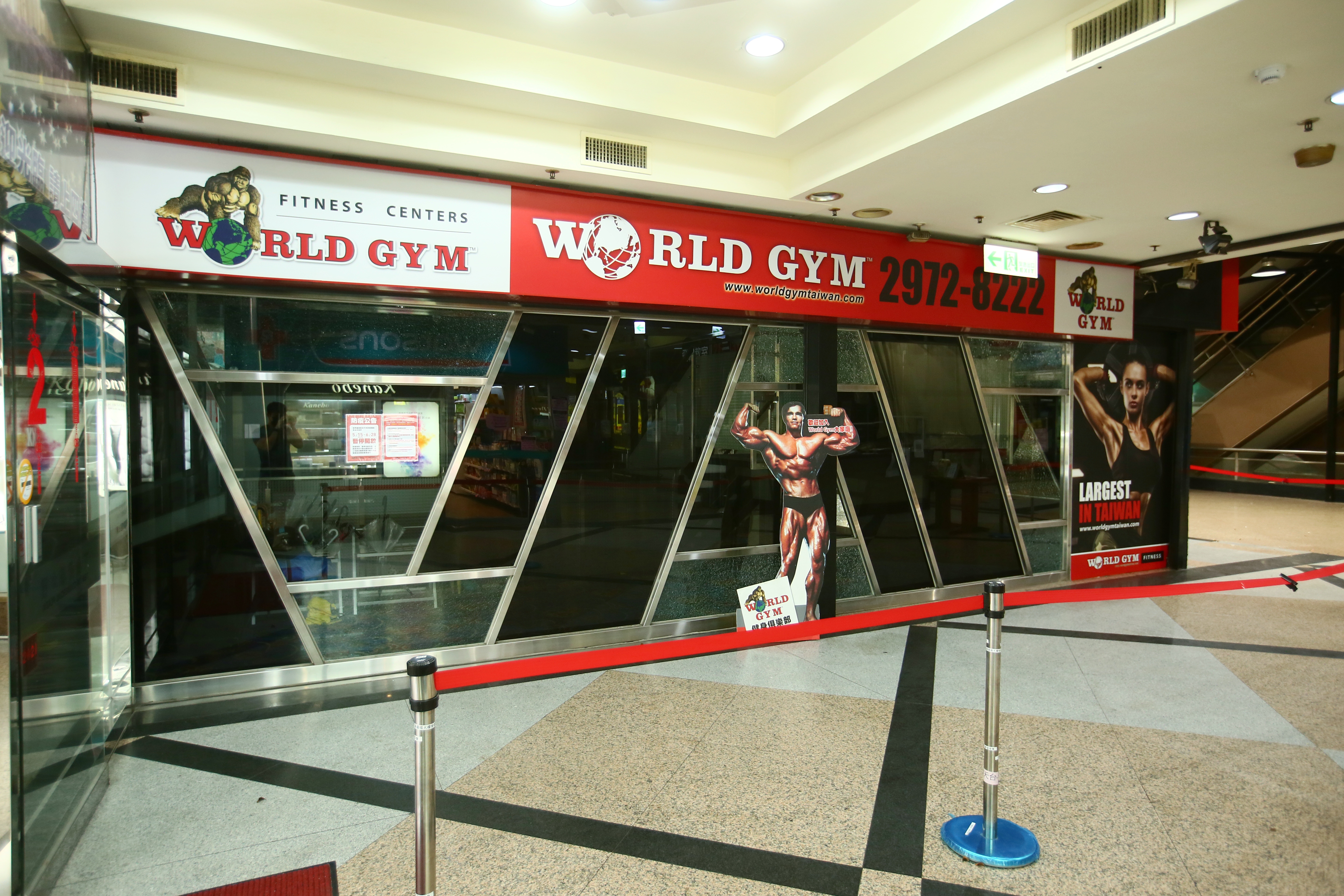 昔日人潮眾多的健身房，如今被迫停業變得空蕩蕩。