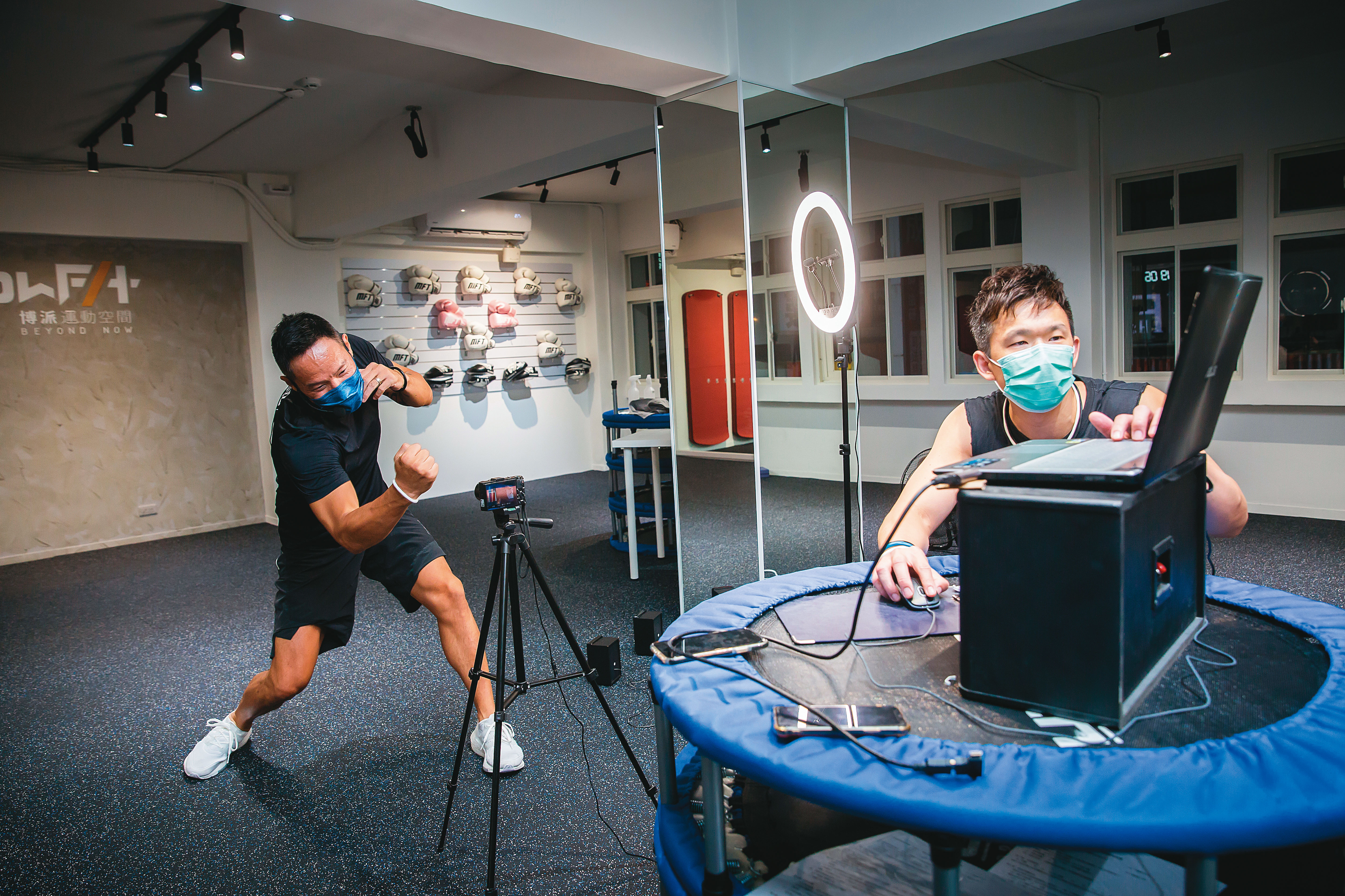 運動場所和健身房全數被迫暫停營業，業者們轉開線上課程求生。